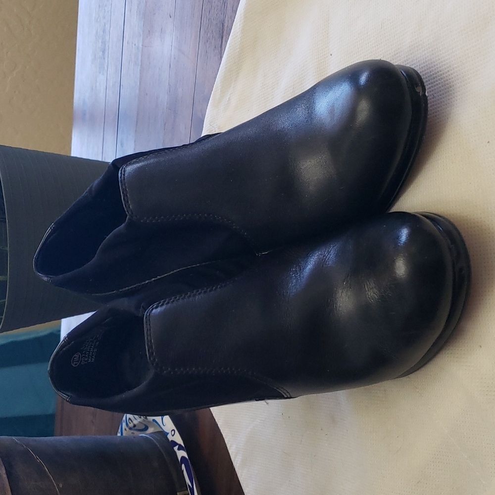 Black leather bootie